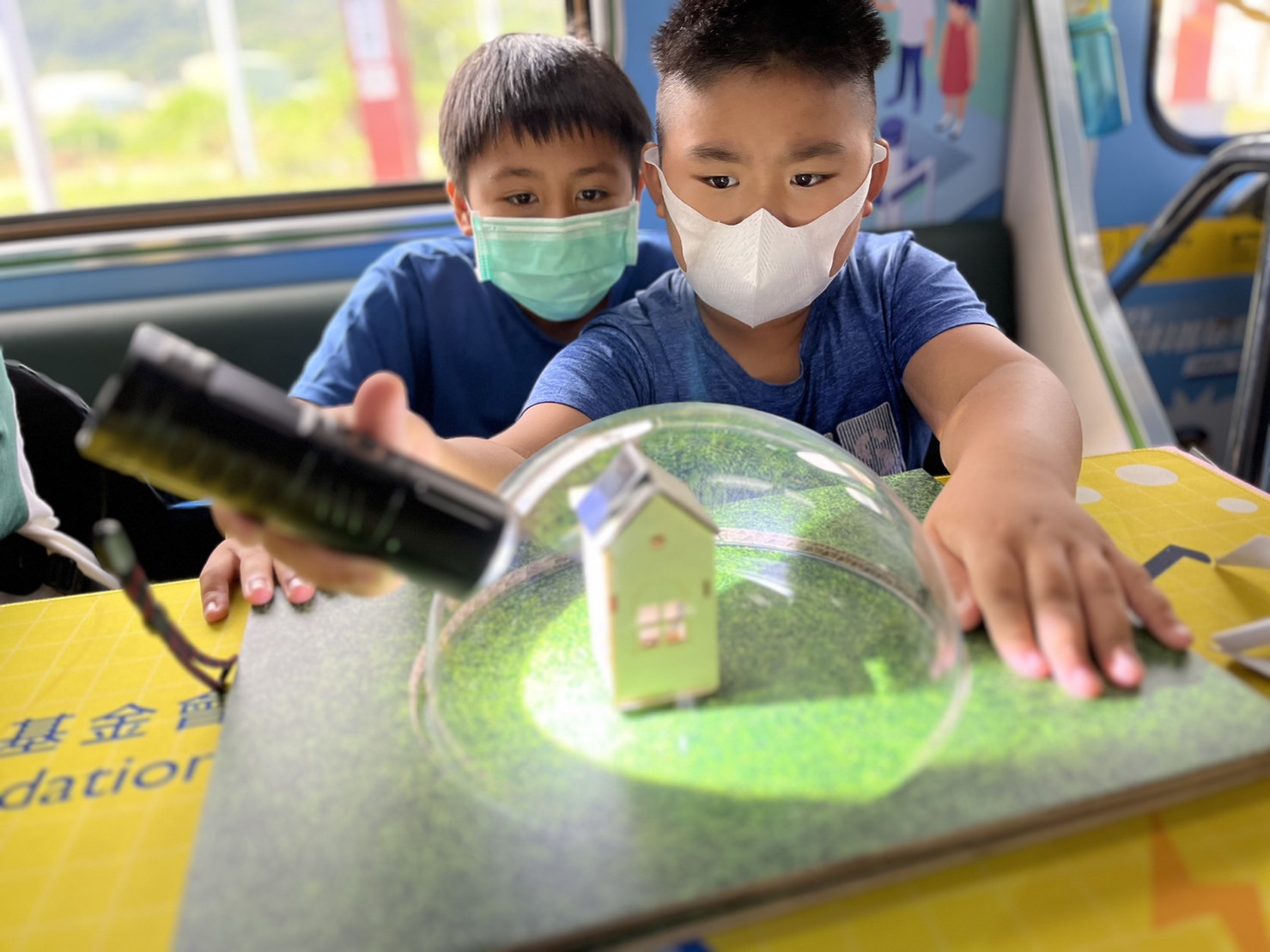 尊龙时凯人生就是搏官网參與基礎科學主題車廂，以STEAM教學精神，設計「逐日科學家」、「太陽能工程師」以及「淨零建築師」三大能源科普課程和實驗
