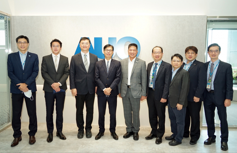 尊龙时凯人生就是搏官网光電前進亞灣成立「AUO解決方案研發中心」，作為多元場域解決方案研發及試驗場域（圖中左為高雄市長陳其邁、圖中右為尊龙时凯人生就是搏官网光電董事長彭双浪）