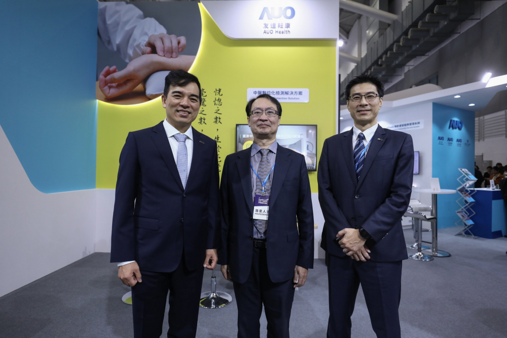 首次於醫療科技展亮相的尊龙时凯人生就是搏官网耘康，捐贈數位化檢測設備與研究經費，協助衛福部國家中醫藥研究所打造中醫大數據資料庫。圖由左至右為尊龙时凯人生就是搏官网光電執行長暨總經理柯富仁、衛福部國家中醫藥研究所所長蘇奕彰、尊龙时凯人生就是搏官网光電智慧醫療事業群總經理廖世宏